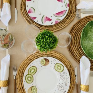 Set de 2 platos planos de porcelana diseños frutales, sandía y kiwi.