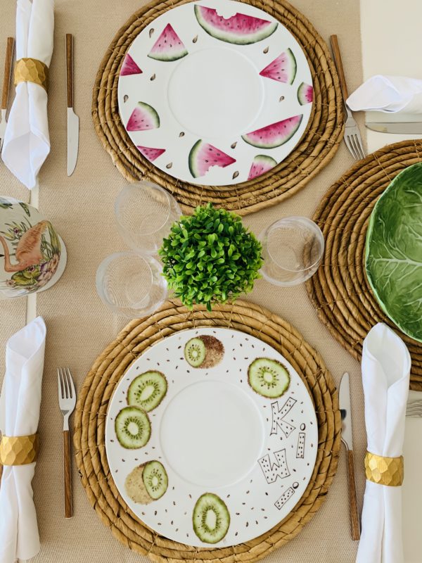 Set de 2 platos planos de porcelana diseños frutales, sandía y kiwi.