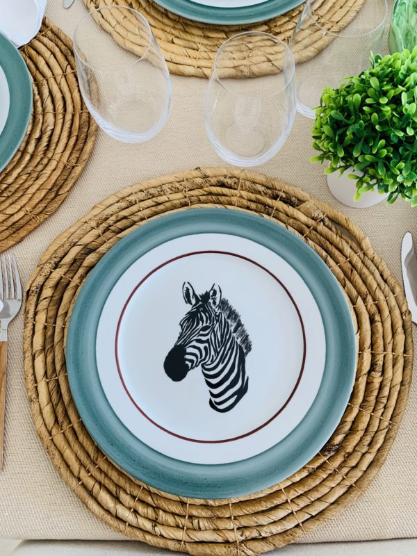 Set de 5 platos llanos de porcelana con diseño de animales. Cebra, Jirafa, León, Rinoceronte y Elefante.