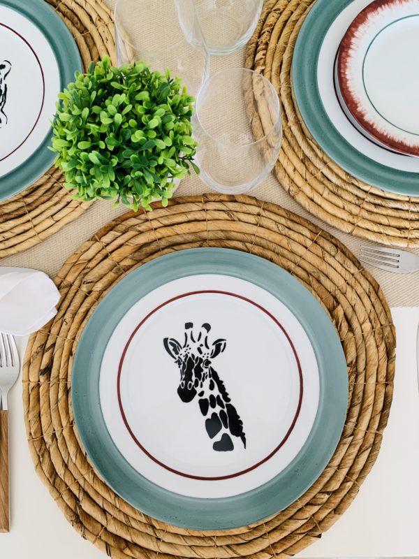 Set de 5 platos llanos de porcelana con diseño de animales. Cebra, Jirafa, León, Rinoceronte y Elefante. - Imagen 2