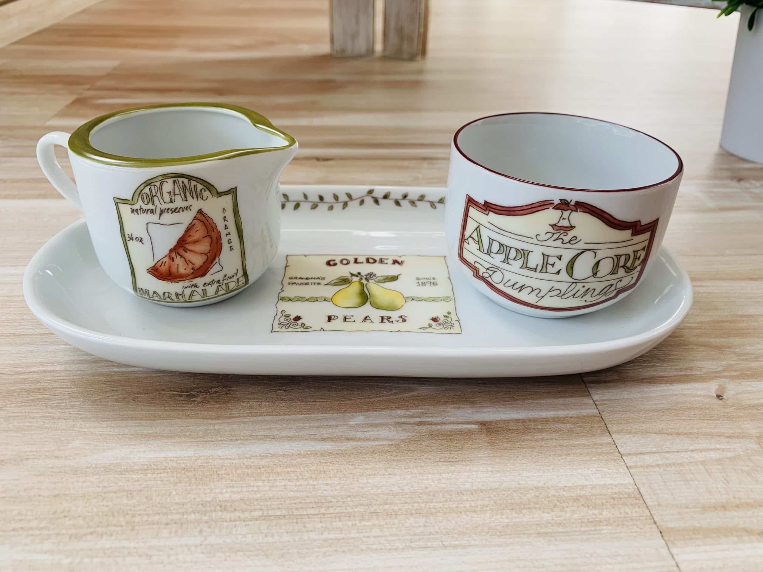 Taller de arte Verde Manzana Vajilla porcelana plato curso Set de 3 piezas, bandejita con lechera y azucarera de porcelana. Medidas. Bandeja 24,5cm x 12 cm. Lechera 6cm de alto x 6,5 de ancho. Azucarera 6 cm de alto x 8 cm de diámetro,