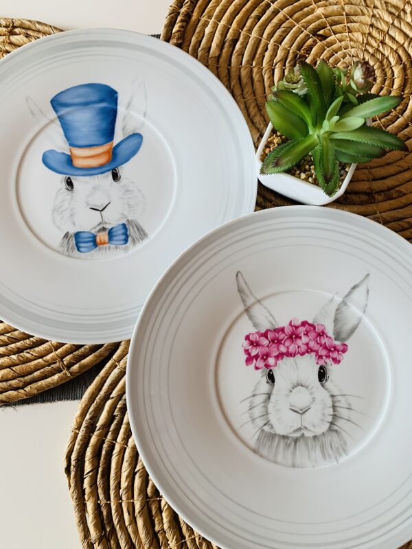 2 Platos llanos de Porcelana pintados a mano. Diseño Conejos